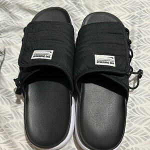 NIKE SLIDES